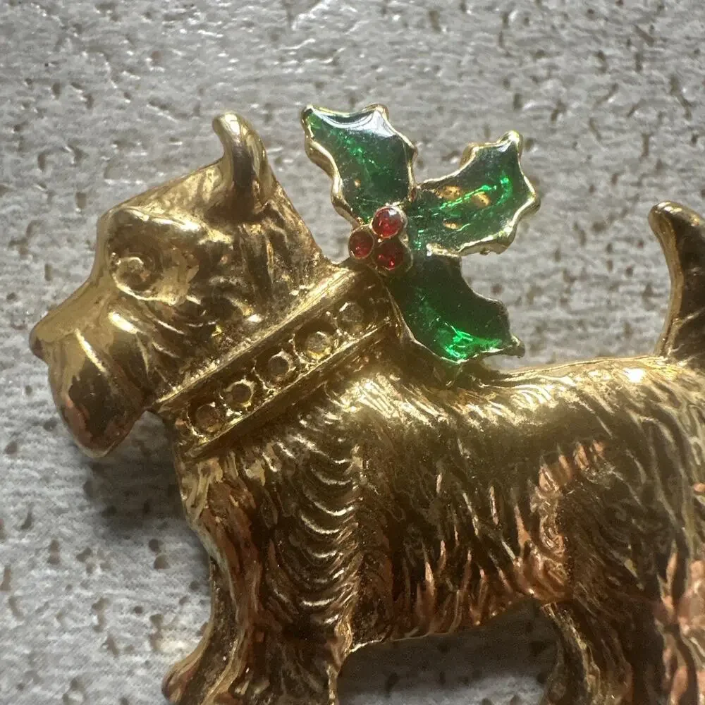 Vtg Scotty Dog with Holly Leaf Collar Gold Tone Rhinestone Brooch Pin